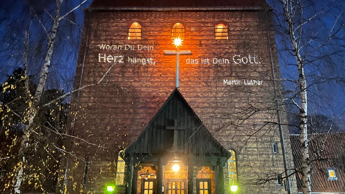 Christvesper mit Posaunenchor auf dem Vorplatz der Johanneskirche - auch im Livestream