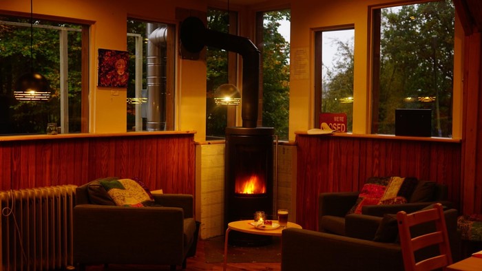 Gemütliches Wohnzimmer mit Kamin und großen Fenstern