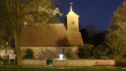 Alt-Schmargendorf: Open-Air-Familiengottesdienst mit Kerzen auf der Wiese vor der Dorfkirche