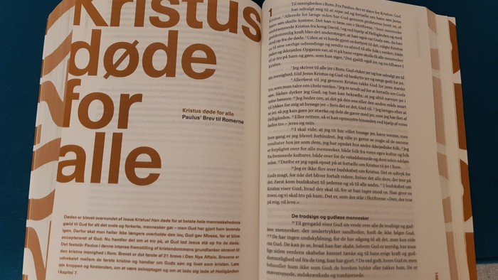 Bog med teksten "Kristus død eller foralle" på titelsiden