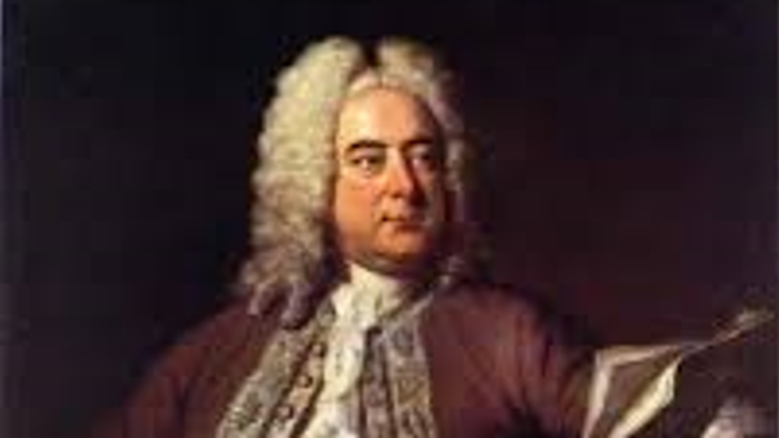 Ein Mann im Barockgewand hält ein Buch und eine Brille.