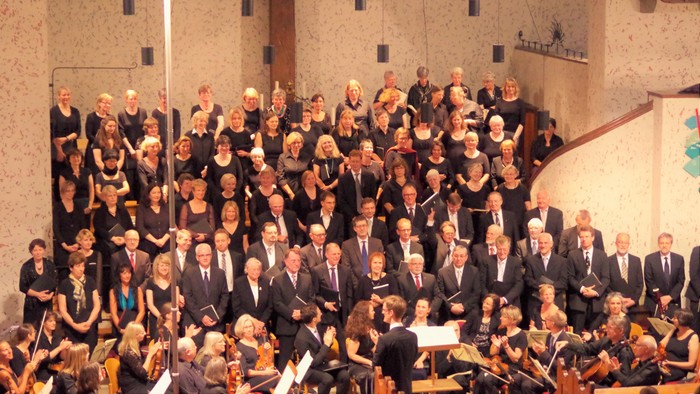 Großer Chor singt in großer Kirche