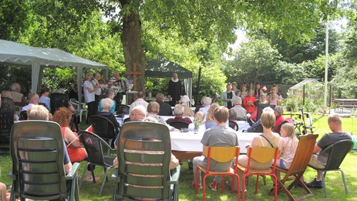 Sommerfest i præstegårdshaven