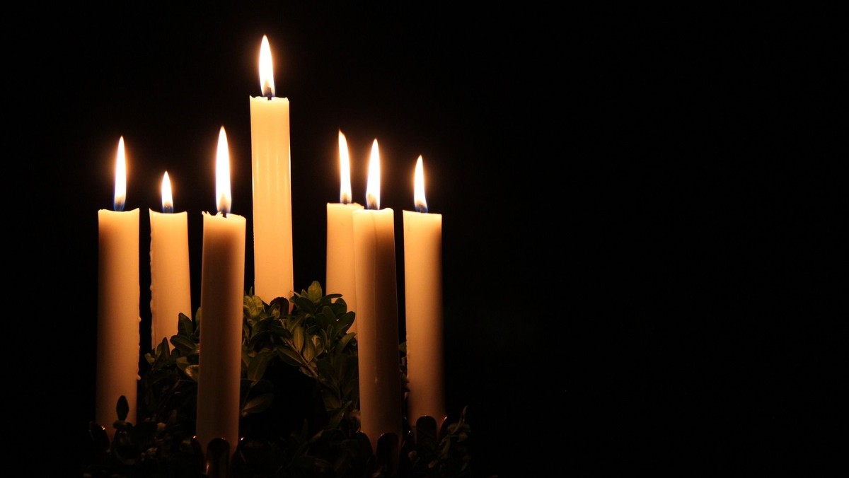 Julen synges ind. Konfirmanderne går Lucia