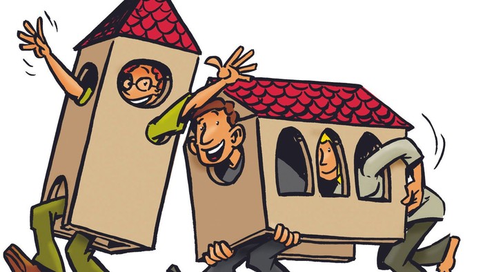 Zwei Männer tragen ein Haus, das wie eine Schachtel aussieht.