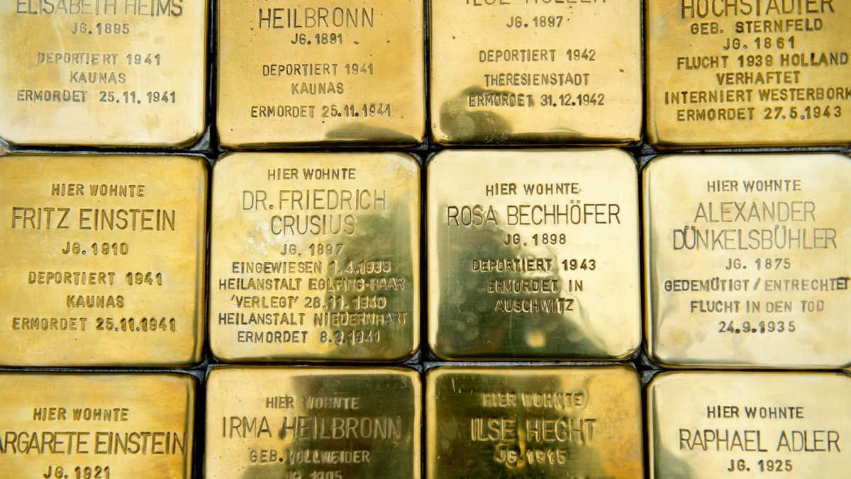 59055980-stolpersteine-jpg-100-original.jpg