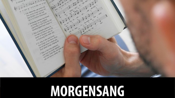 En person læser en bog med morgensang.