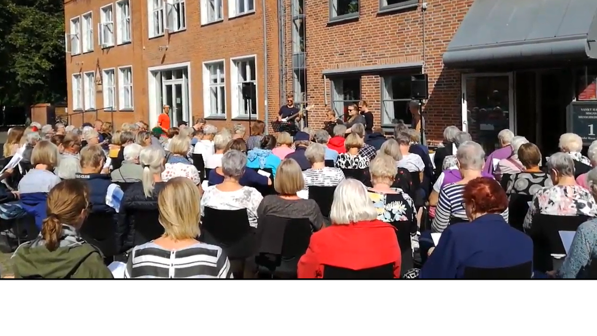 Alsang og kaffe på plænen