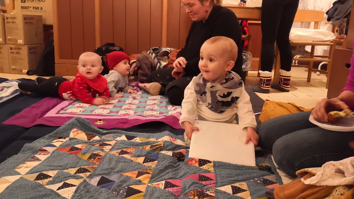 'De små synger julen ind' | Babysalmesang i Hellevad Kirke