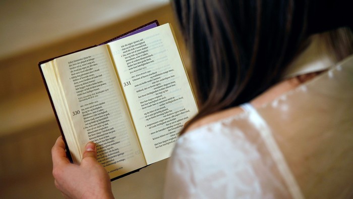 En person læser en bog.