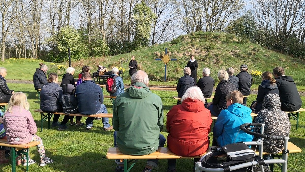 Friluftsgudstjeneste på Hellevad Kirkegård