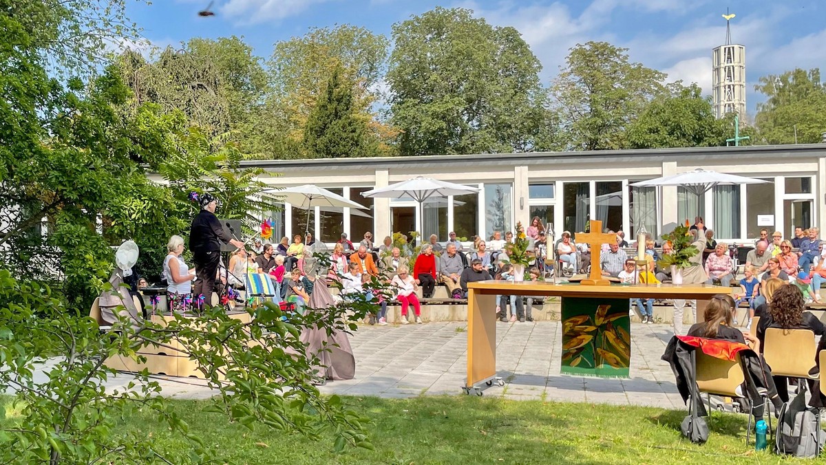 Gemeinsamer Open-Air-Gottesdienst der Kirchengemeinden Alt-Wittenau und Waidmannslust im Garten des Hermann-Ehlers-Hauses