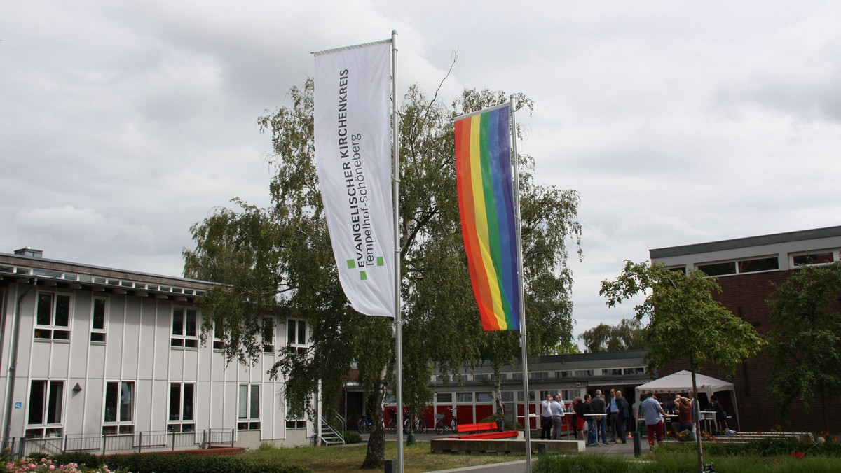 Die Regenbogenfahne wird gehisst