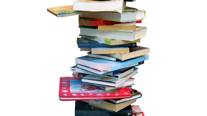 Ein hoher Turm aus verschiedenen Büchern und Zeitschriften