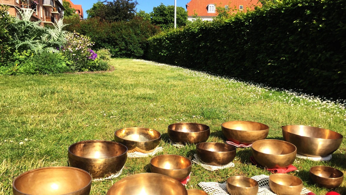 Klangmeditation i kirkehaven