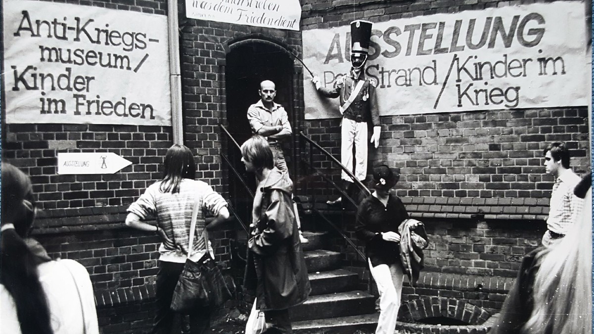 »Einen gewaltigen Anstoß zum Handeln« – 40 Jahre Friedensbibliothek/ Antikriegsmuseum