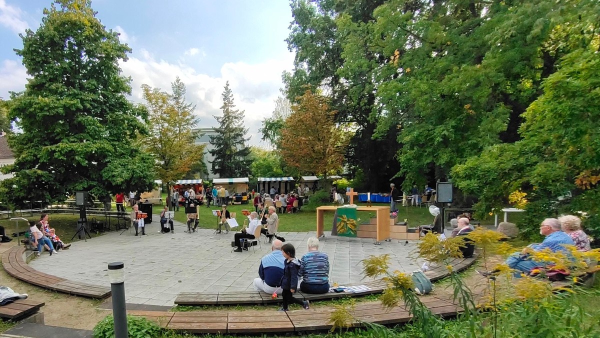 Open-Air-Gottesdienst im Garten des Hermann-Ehlers-Hauses