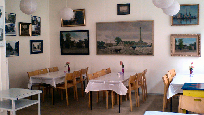 Restaurants indretning med billeder og belysninger.