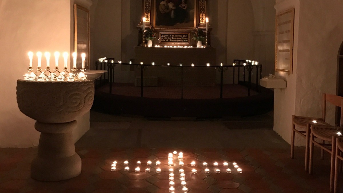 Ungegudstjeneste i Karlebo Kirke kl. 17. Med levende lys. Konfirmander og forældre indbydes. Bagefter pizzaer