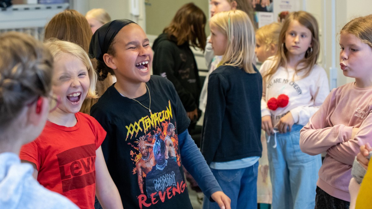 Gudstjeneste med børnekor og kirkefrokost
