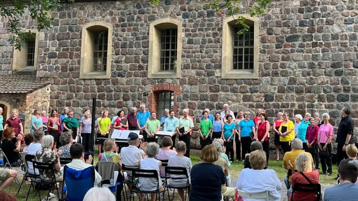 Sing mit uns - Das Mitsingwunschkonzert (Nr. 17) neben der Dorfkirche Marienfelde
