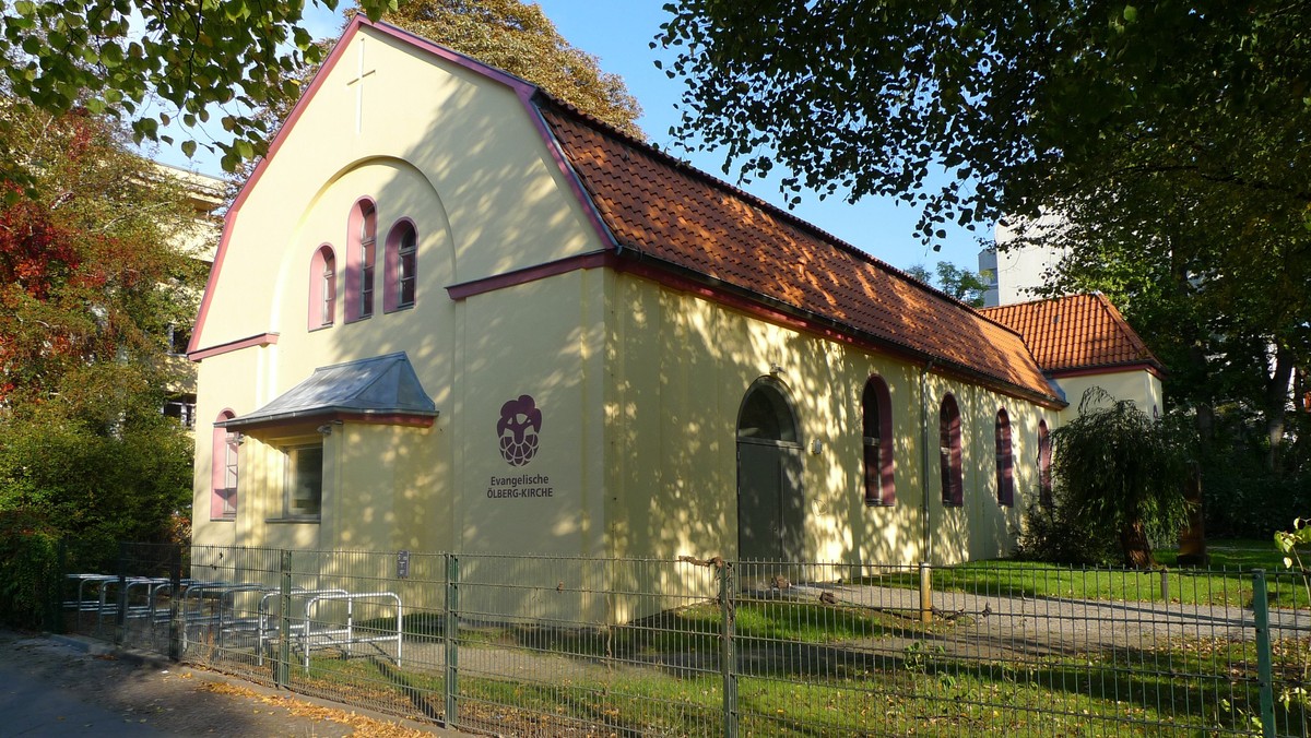 Gottesdienst mit Abendmahl (ohne Alkohol) und Taufe