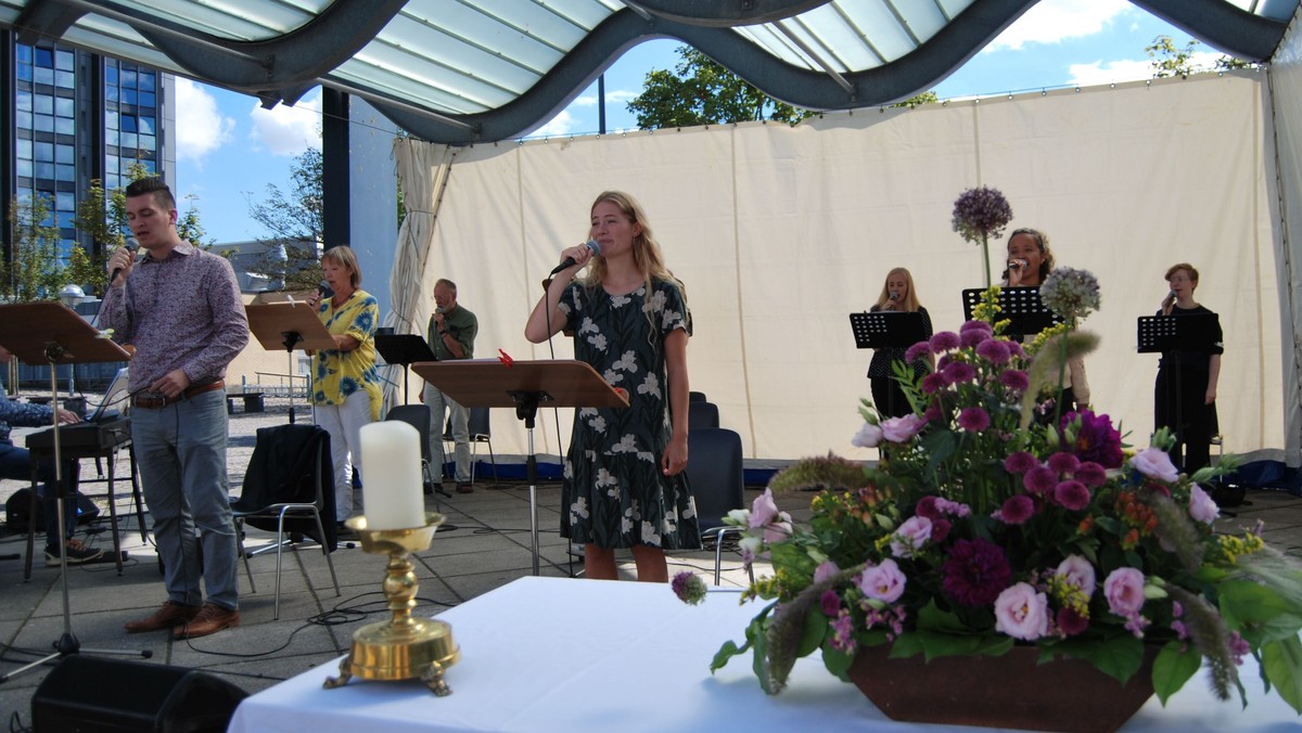 Torvegudstjeneste - musik på scenen og underholdning for børnene