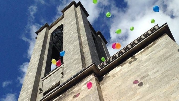 Tårn med farvede balloner i himlen