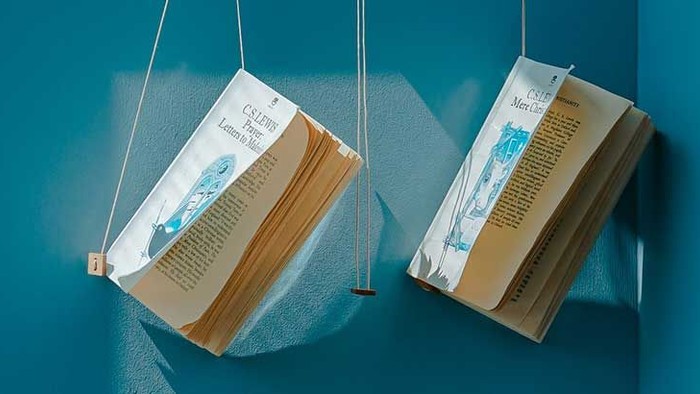 Toilettpapirhængsler på blå vegne