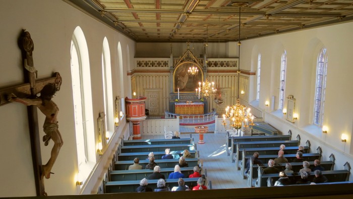 Indenrigs fra kirke med alter og kruzifix