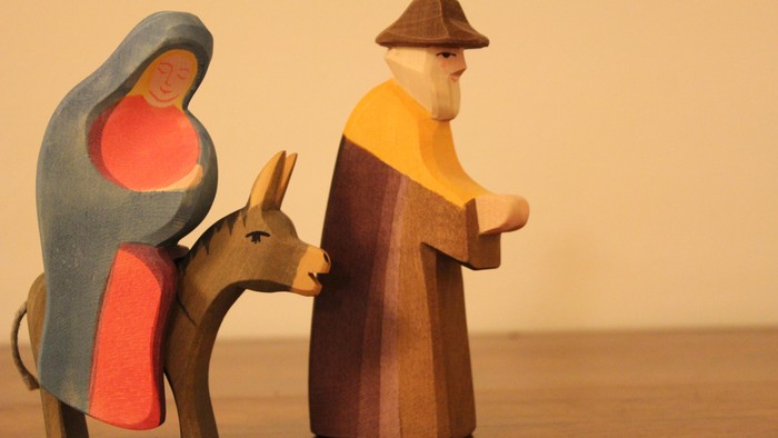 Holzfiguren einer Familie mit Esel auf einem Tisch