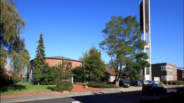Ein Wohngebiet mit gepflegten Häusern und geparkten Autos unter klarem Himmel