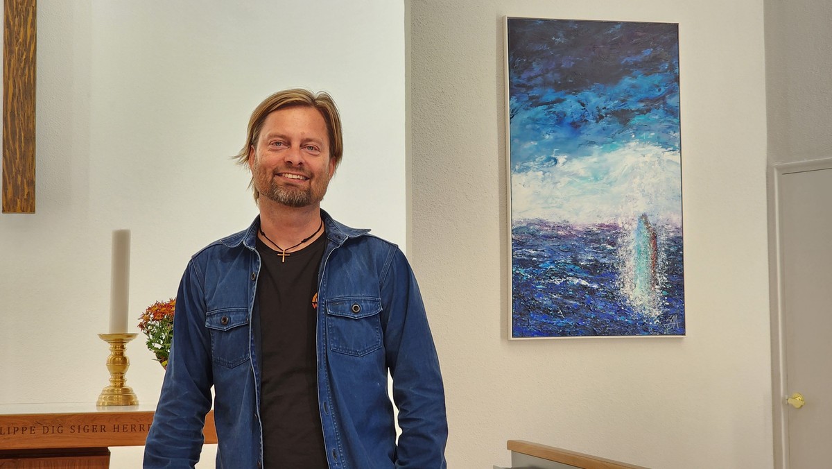 Artist Simon Aaen is in town