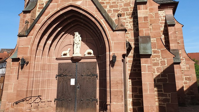 Gothische Kirche mit spitzen Türmen und Kreuz auf dem Dach