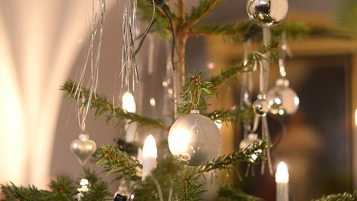 En julestænde med lys og pynt.