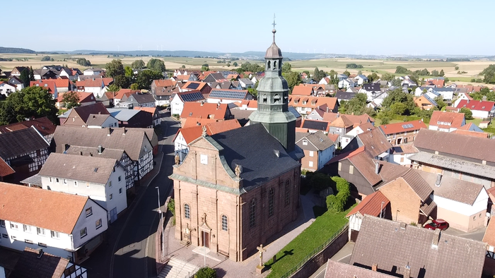 Dorf mit Kirche und vielen roten Dächern
