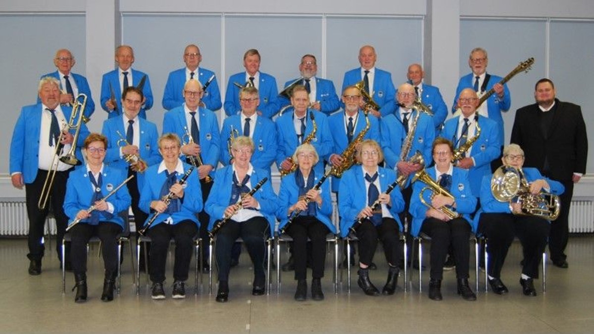 Fredskoncert i Fensmark Kirke - medlemmer fra musikforeningen Urania spiller koncert - sognepræst Martin Egerup deltager