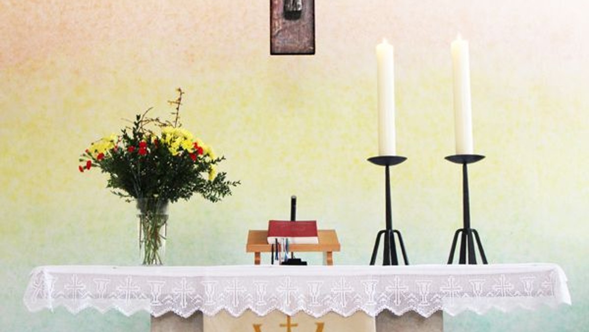 Gottesdienst im Gemeindesaal mit anschließendem Mittagessen