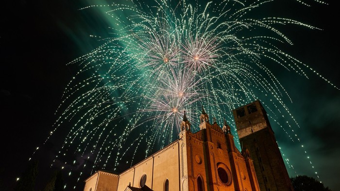 Feierliche Feuerwerke vor einer beleuchteten Kirche