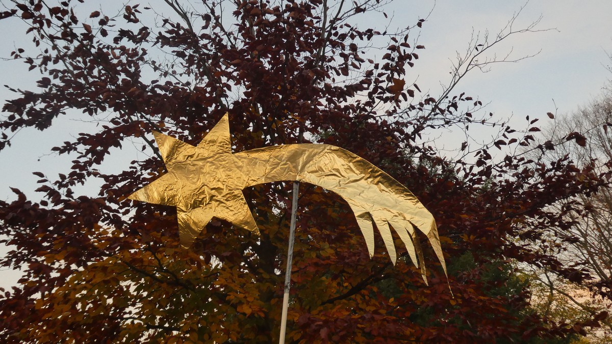 Gottesdienst mit Krippenspiel auf dem Kirchplatz