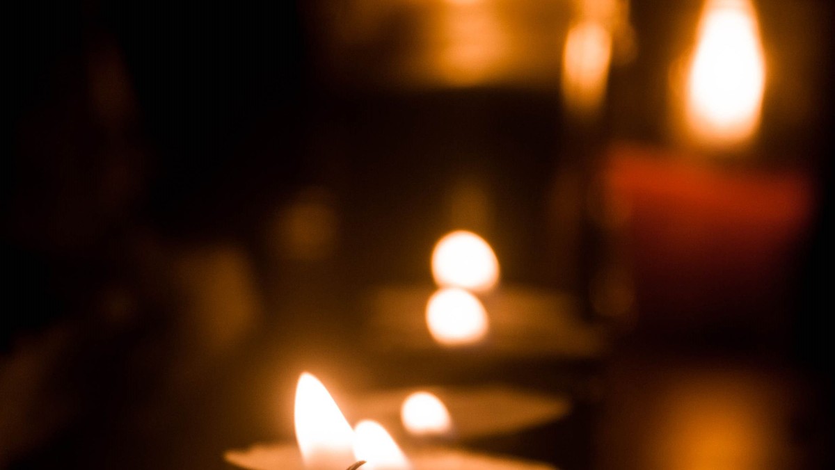 Koncert i mørke - meditativ julekoncert i stearinlysets skær