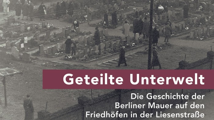 Historische Fotografie von Menschen an der Berliner Mauer mit Text "Geteilte Unterwelt"