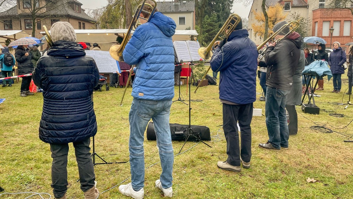 Musikalische Eröffnung des Adventsmarktes vor der Dorfkirche Alt-Wittenau mit Bläsermusik