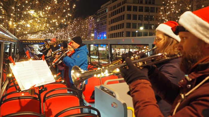 Musiker spielen auf einem Weihnachtsmarkt