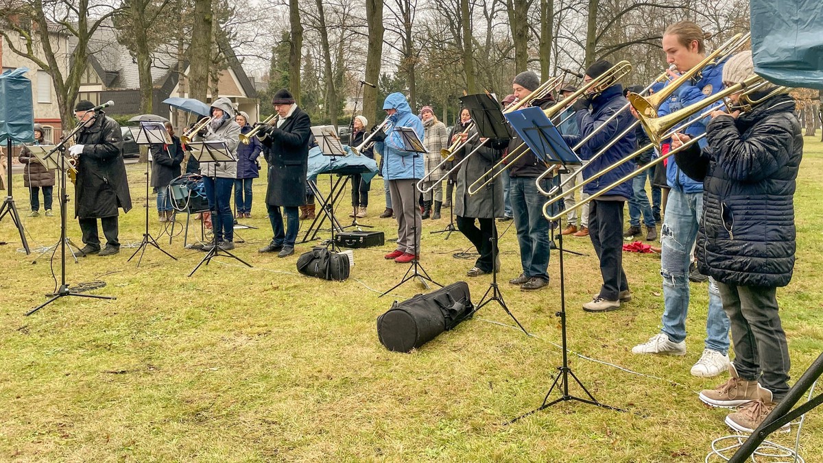 Bläsermusik mit Advents- und Weihnachtsliedern vor dem Max Grunwald Haus und im Spachtelweg
