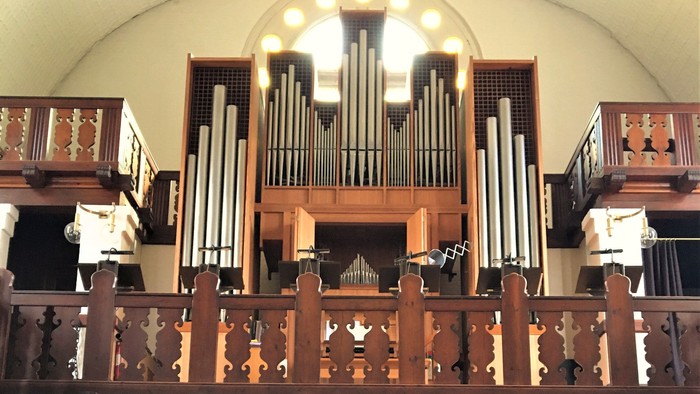 Kirkeinteriør med pibeorgel og trædøre