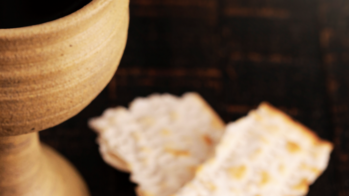 En smørretåge med en kaffekop og knekkebrød på en bord.