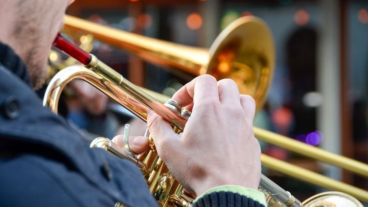 Mit Posaunenchor: Advents- und Weihnachtslieder zum Zuhören und Mitsingen vor der Kirche Alt-Lietzow
