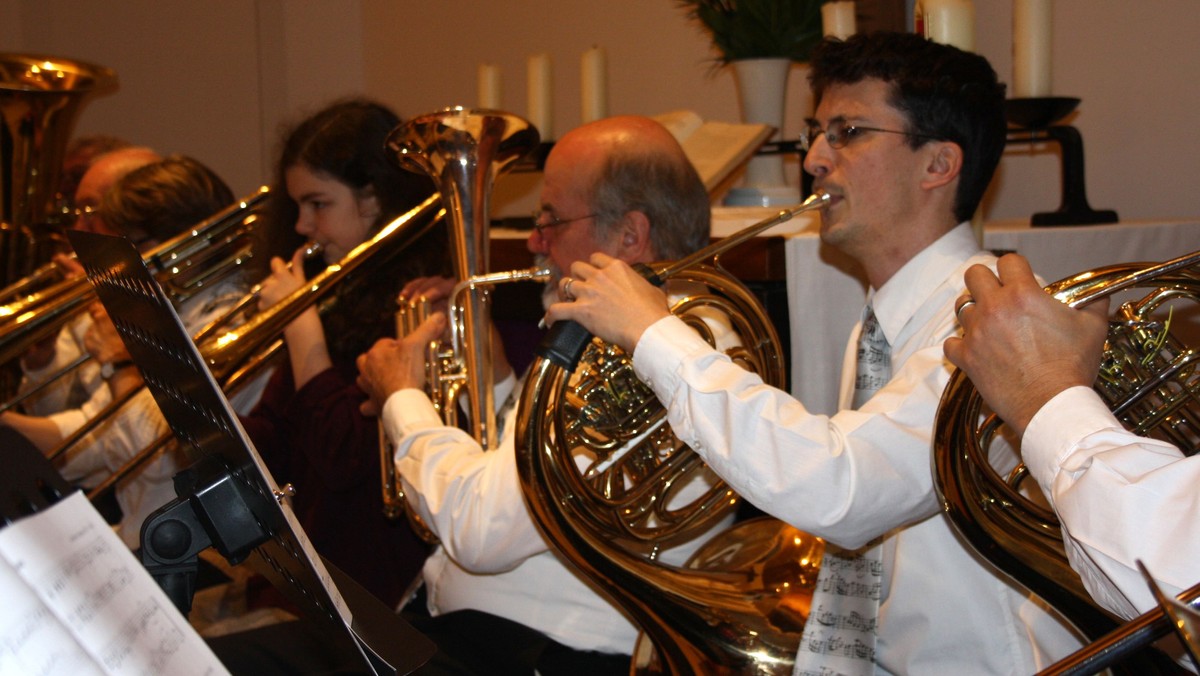 Bläserchormusik mit Adventsliedern zum Mitsingen im Rahmen des begehbaren Adventskalenders vor der Matthias-Claudius-Kirche