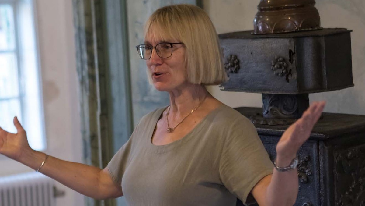 Tirsdagstræf: Fortælle-forestilling om kvindelige præster v/Esther Rützou